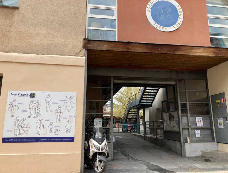 Photo de l'entrée du Foyer Fraternel au 23 rue Gouffrand avec sur le mur gauche le panneau à 10 personnages dessinés