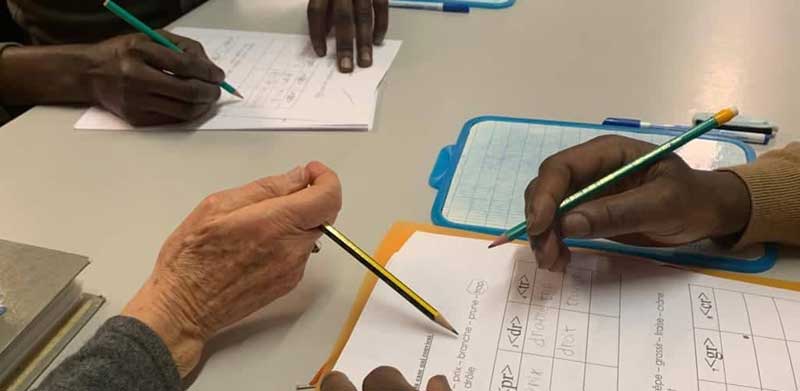 Des mains qui écrivent, munies d'un stylo