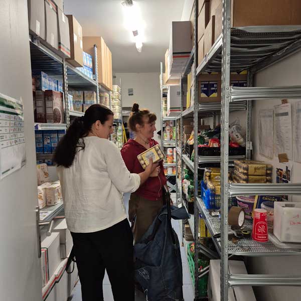 Emmanuelle remet à Suela dans la réserve des produits alimentaires